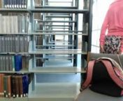 В библиотеке блондинка скрытно мастурбирует